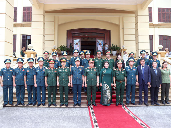 Chủ tịch Quốc hội Nguyễn Thị Kim Ngân thăm và làm việc tại Quân chủng Phòng không - Không quân