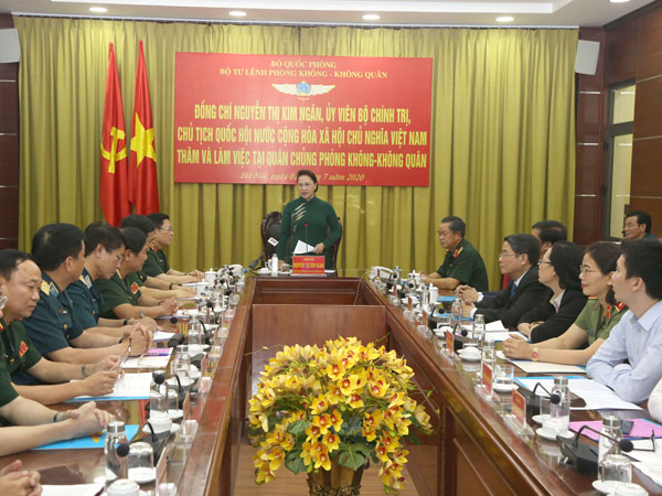 Chủ tịch Quốc hội Nguyễn Thị Kim Ngân thăm và làm việc tại Quân chủng Phòng không - Không quân
