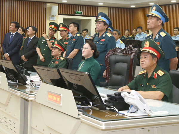 Chủ tịch Quốc hội Nguyễn Thị Kim Ngân thăm và làm việc tại Quân chủng Phòng không - Không quân
