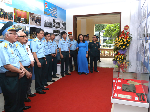 Khai mạc Triển lãm “Rồng lửa Việt Nam chiến thắng”