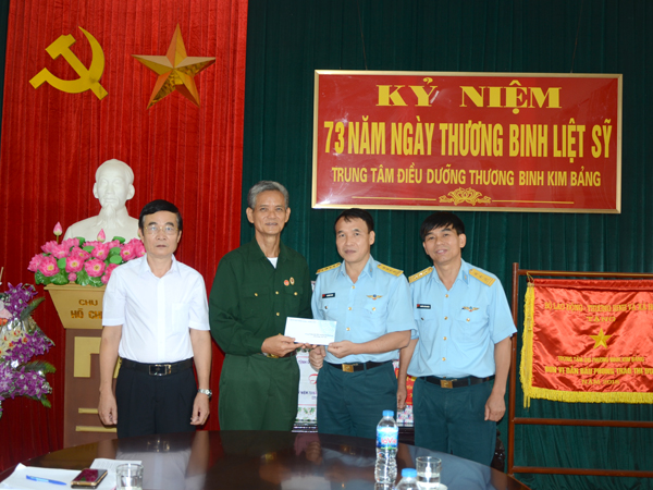 Quân chủng Phòng không - Không quân thăm, tặng quà các trung tâm điều dưỡng thương binh