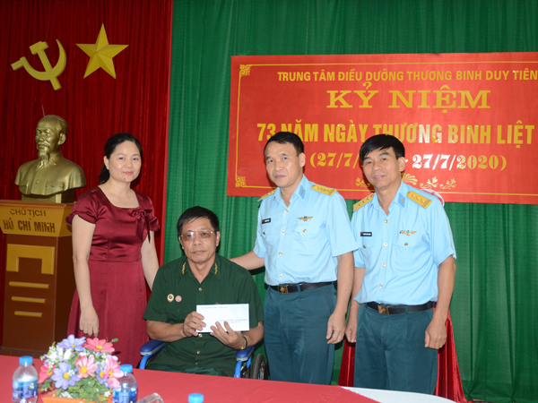 Quân chủng Phòng không - Không quân thăm, tặng quà các trung tâm điều dưỡng thương binh