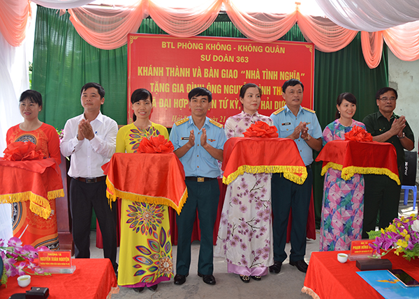 Sư đoàn 363 bàn giao “Nhà tình nghĩa” cho cựu chiến binh Nguyễn Đình Thạch