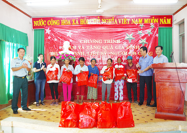 Sư đoàn 377 thăm, tặng quà gia đình thương binh,  liệt sĩ, người có công với cách mạng nhân ngày thương binh, liệt sĩ 27-7