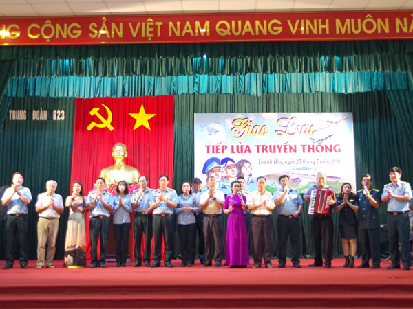 Trung đoàn 923 tổ chức Giao lưu “Tiếp lửa truyền thống”