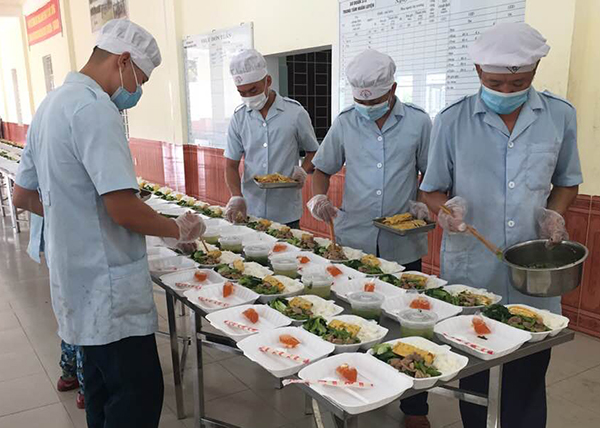 Nghĩa tình người lính canh trời trong tâm dịch