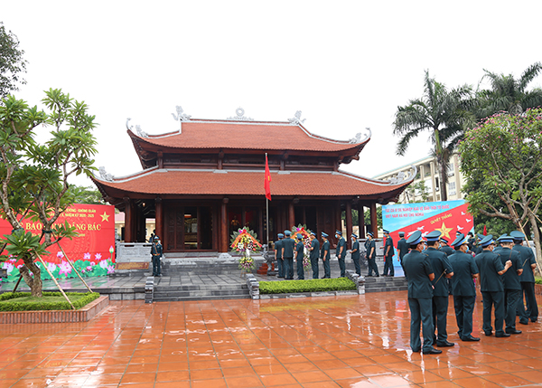 Đoàn đại biểu dự Đại hội Đảng bộ Quân chủng Phòng không - Không quân lần thứ X báo công dâng Bác và các anh hùng liệt sĩ PK-KQ