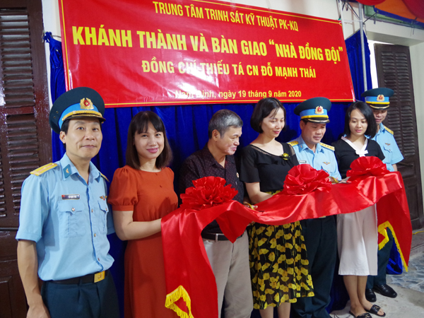 Trung tâm Trinh sát kỹ thuật bàn giao Nhà đồng đội cho Thiếu tá QNCN Đỗ Mạnh Thái