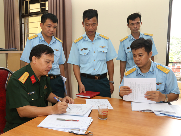 Ban Thanh niên Quân đội kiểm tra công tác phổ biến, giáo dục pháp luật tại Trung đoàn 236