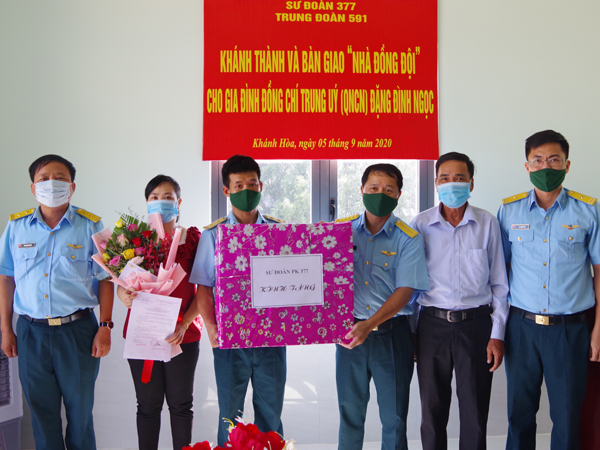 Sư đoàn 377 khánh thành và bàn giao Nhà đồng đội cho Trung úy QNCN Đặng Đình Ngọc