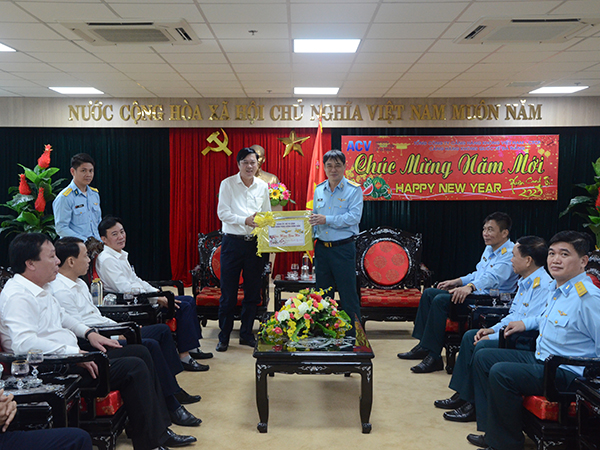 Phó Chính ủy Quân chủng Phòng không - Không quân chúc tết các cơ quan, đơn vị trên địa bàn thành phố Đà Nẵng