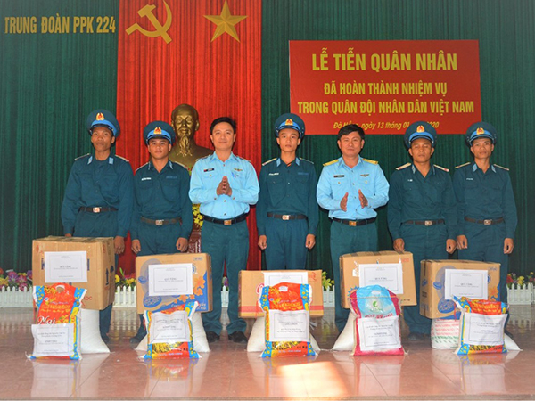 Trung đoàn 224 tặng quà các quân nhân có hoàn cảnh khó khăn