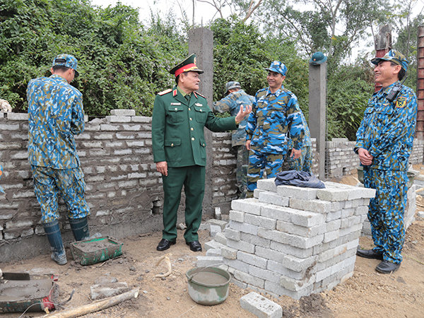 Thượng tướng Nguyễn Phương Nam kiểm tra tiến độ thi công xây dựng tường rào bảo vệ Sân bay Miếu Môn