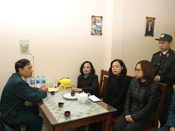 Đoàn công tác Quân chủng PK-KQ thăm gia đình 3 đồng chí công an hi sinh trong khi làm nhiệm vụ tại Đồng Tâm