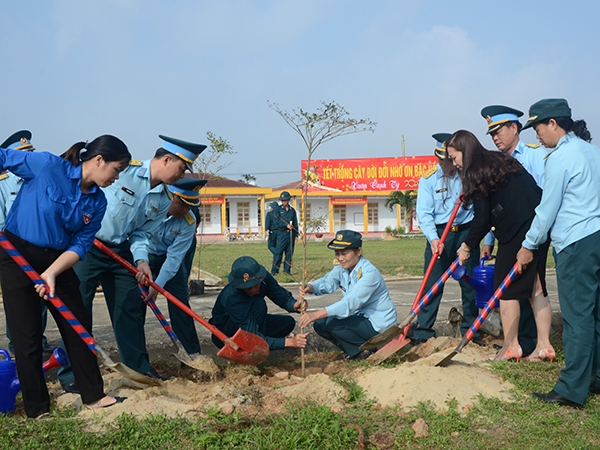 Sư đoàn 375 tích cực hưởng ứng “Tết trồng cây đời đời nhớ ơn Bác Hồ”