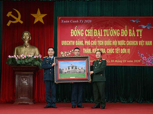 Đại tướng Đỗ Bá Tỵ - Phó Chủ tịch Quốc hội thăm, kiểm tra, chúc Tết Trung đoàn Không quân 923
