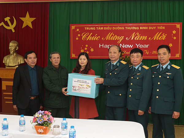 Quân chủng Phòng không - Không quân tặng quà các trung tâm điều dưỡng thương binh nhân dịp Xuân Canh Tý - 2020