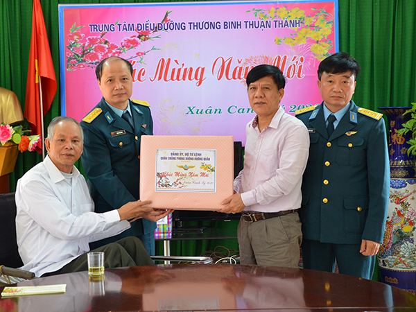 Quân chủng PK-KQ thăm và tặng quà Trung tâm Điều dưỡng thương binh Thuận Thành