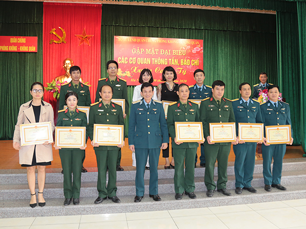 Quân chủng Phòng không - Không quân gặp mặt đại biểu các cơ quan thông tấn, báo chí nhân dịp Xuân Canh Tý