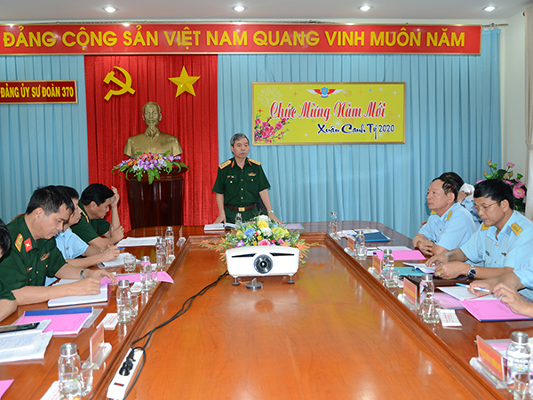 Thượng tướng Đỗ Căn - Phó Chủ nhiệm Tổng cục Chính trị kiểm tra Sư đoàn 370