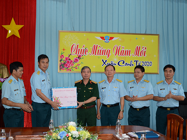 Thượng tướng Đỗ Căn - Phó Chủ nhiệm Tổng cục Chính trị kiểm tra Sư đoàn 370