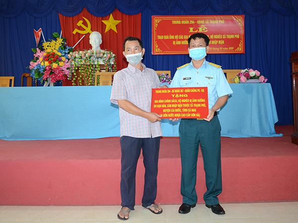 Trung đoàn 294 tặng 15 bồn chứa nước sạch cho nhân dân vùng hạn mặn ở tỉnh Cà Mau