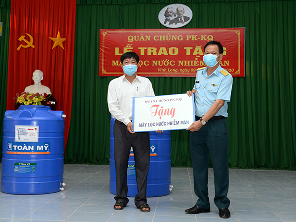 Quân chủng Phòng không - Không quân tặng hệ thống RO xử lý nước mặn cho nhân dân xã Qưới Thiện