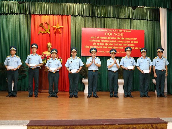 Đảng ủy Cục kỹ thuật Phòng không-Không quân sơ kết và tôn vinh nhiều điển hình tiên tiến trong học tập và làm theo tư tưởng, đạo đức, phong cách Hồ Chí Minh
