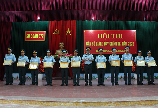 Sư đoàn 372 tổ chức hội thi cán bộ giảng dạy chính trị năm 2020