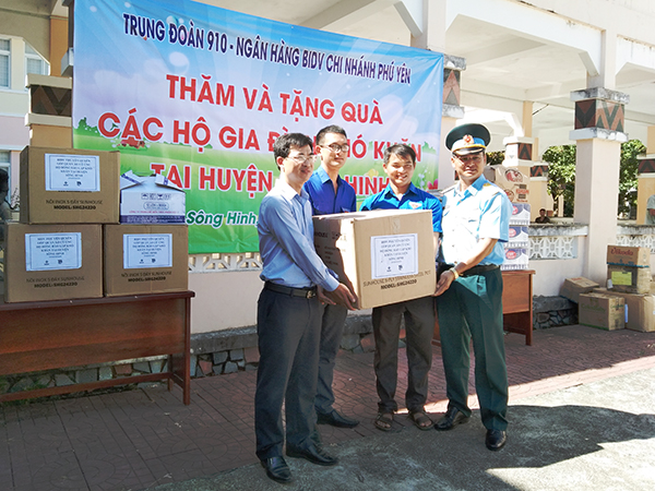 Trung đoàn 910 thăm, tặng quà các gia đình chính sách,  các cháu thiếu nhi có hoàn cảnh khó khăn trên địa bàn đóng quân