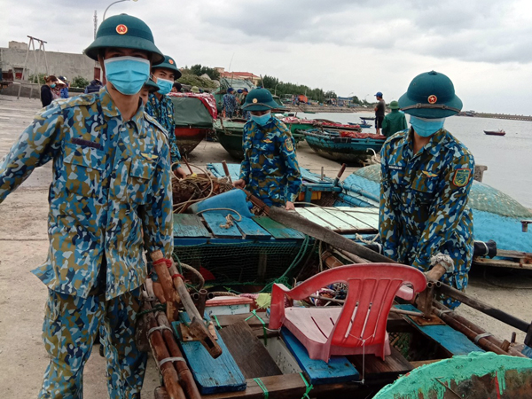 Cán bộ, chiến sĩ Trạm Ra đa 27 giúp ngư dân phòng tránh bão số 8