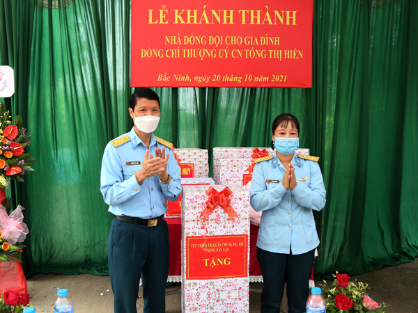 Trung đoàn 284 bàn giao Nhà đồng đội cho Thượng úy QNCN Tống Thị Hiền