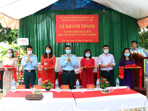 Trung đoàn 284 bàn giao Nhà đồng đội cho Thượng úy QNCN Tống Thị Hiền