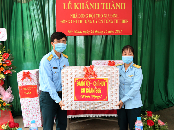 Trung đoàn 284 bàn giao Nhà đồng đội cho Thượng úy QNCN Tống Thị Hiền