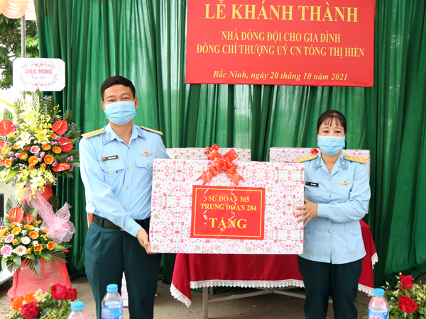Trung đoàn 284 bàn giao Nhà đồng đội cho Thượng úy QNCN Tống Thị Hiền