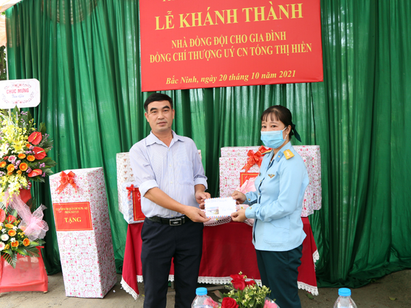 Trung đoàn 284 bàn giao Nhà đồng đội cho Thượng úy QNCN Tống Thị Hiền