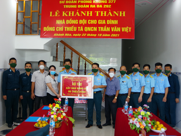 Trung đoàn 292 bàn giao Nhà đồng đội cho Thiếu tá QNCN Trần Văn Việt
