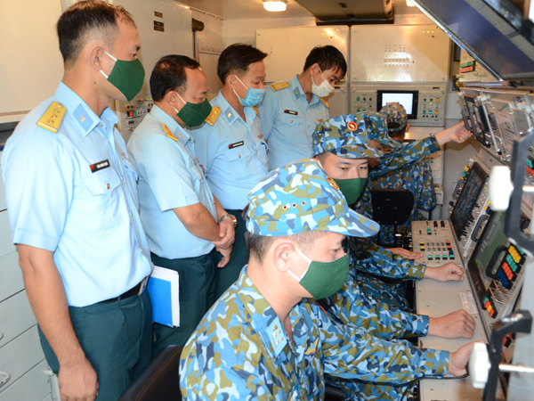 Thi đua luyện giỏi, bắn trúng