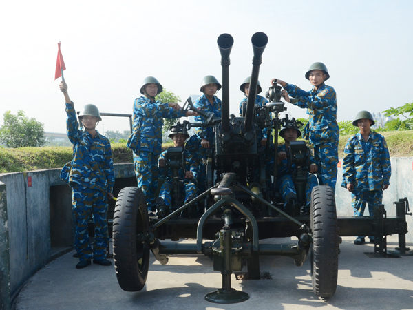 Trên trận địa bên bờ sông Cấm