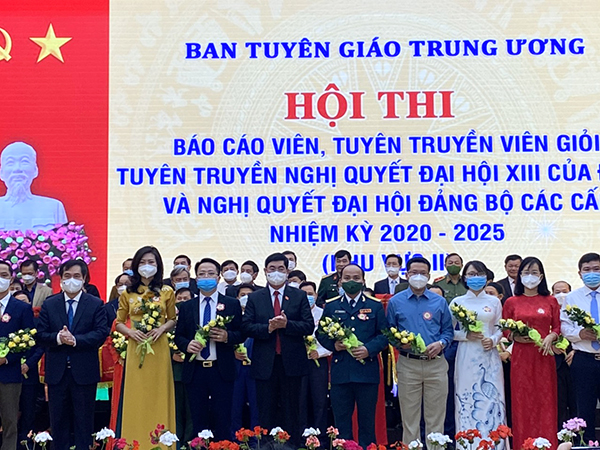Trung tá Trương Công Pháp - Trưởng Ban Tuyên huấn Sư đoàn 377 đoạt giải nhì tại Hội thi Báo cáo viên, tuyên truyền viên giỏi toàn quốc khu vực II năm 2021