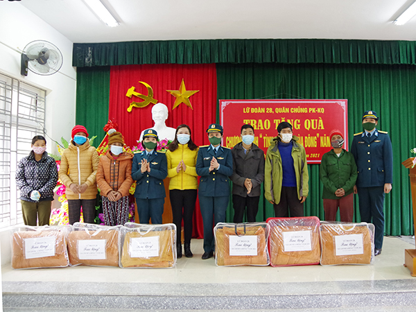 Lữ đoàn 28 tổ chức Chương trình “Áo ấm mùa đông” năm 2021