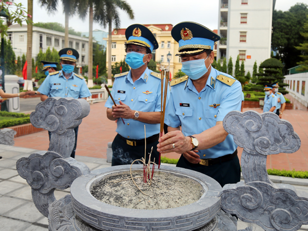 Quân chủng Phòng không-Không quân dâng hương tưởng niệm Chủ tịch Hồ Chí Minh và các anh hùng, liệt sĩ Quân chủng PK-KQ