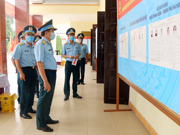 Trung tướng Lâm Quang Đại - Chính ủy Quân chủng Phòng không - Không quân kiểm tra công tác chuẩn bị bầu cử tại cơ quan Quân chủng