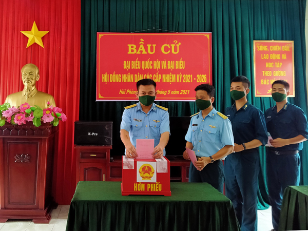 Cử tri Quân chủng Phòng không - Không quân tham gia bầu cử đại biểu Quốc hội khóa XV và đại biểu Hội đồng nhân dân các cấp nhiệm kỳ 2021-2026