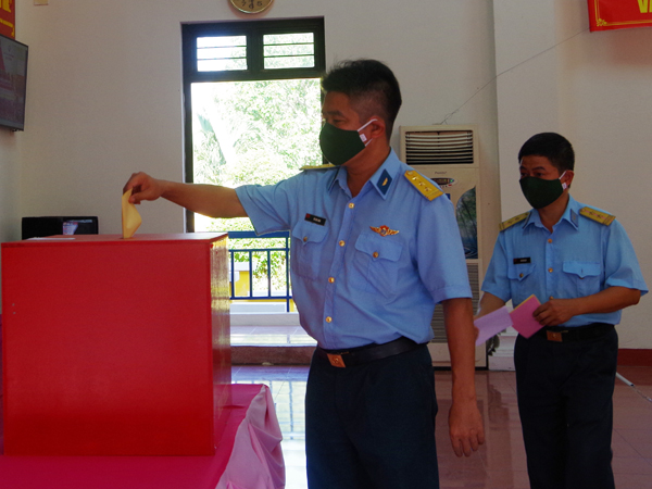 Cử tri Quân chủng Phòng không - Không quân tham gia bầu cử đại biểu Quốc hội khóa XV và đại biểu Hội đồng nhân dân các cấp nhiệm kỳ 2021-2026