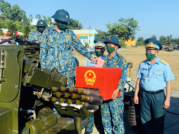 Cử tri Quân chủng Phòng không - Không quân tham gia bầu cử đại biểu Quốc hội khóa XV và đại biểu Hội đồng nhân dân các cấp nhiệm kỳ 2021-2026