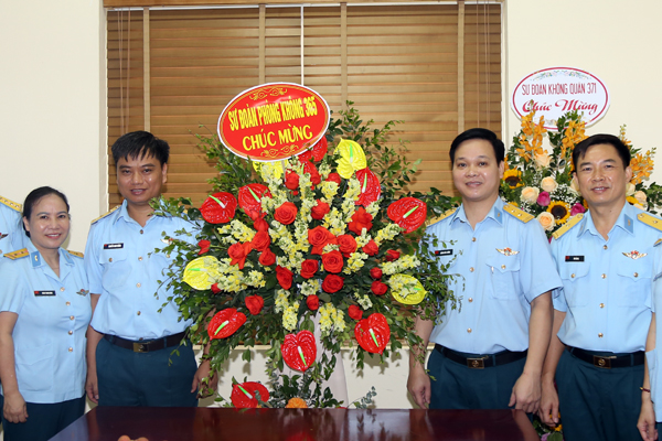 Thiếu tướng Trần Ngọc Quyến - Chủ nhiệm Chính trị Quân chủng chúc mừng Báo Phòng không-Không quân nhân Ngày Báo chí cách mạng Việt Nam