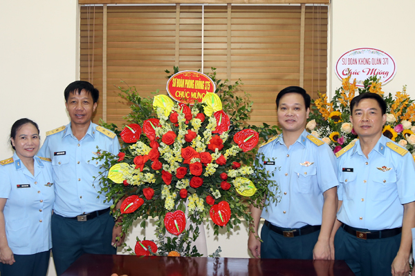 Thiếu tướng Trần Ngọc Quyến - Chủ nhiệm Chính trị Quân chủng chúc mừng Báo Phòng không-Không quân nhân Ngày Báo chí cách mạng Việt Nam