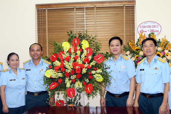 Thiếu tướng Trần Ngọc Quyến - Chủ nhiệm Chính trị Quân chủng chúc mừng Báo Phòng không-Không quân nhân Ngày Báo chí cách mạng Việt Nam