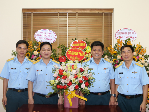 Thiếu tướng Trần Ngọc Quyến - Chủ nhiệm Chính trị Quân chủng chúc mừng Báo Phòng không-Không quân nhân Ngày Báo chí cách mạng Việt Nam